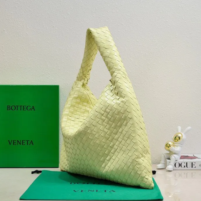 Batch 2160 #Bv New large HOP bag, the bag body and handles are made of a whole piece of woven leather. The bag body is soft and lazy. Hop symbolizes the praise of innovation and eternal craftsmanship [love]. The pyramid silhouette combines practicality and fashion. Modern and casual, the bag mouth is double-sided closed design, more convenient and safe! The cowhide texture also makes the bag more wear-resistant and durable. A must-have for fashionable ladies who like minimalism yet comfortable and casual! Size: 54x24x13, Model: 3970#